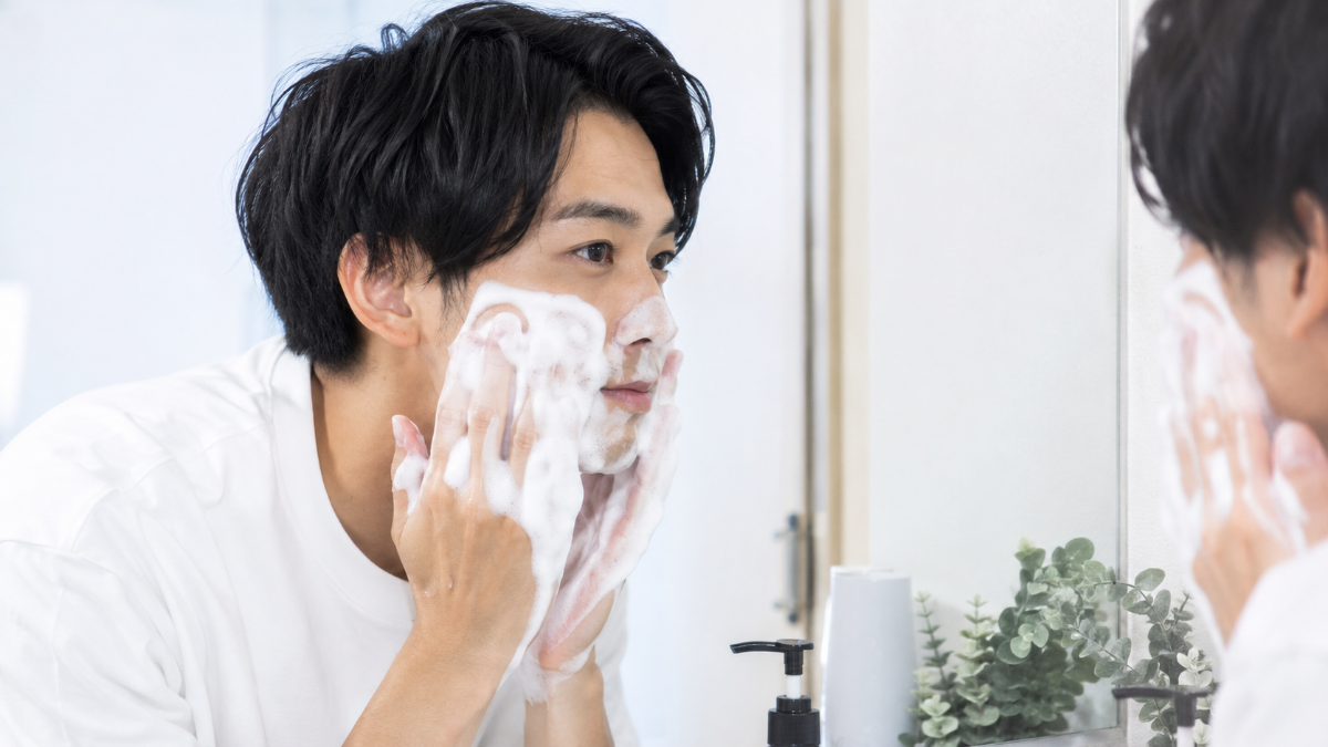 泡で顔を洗う男性｜メンズ洗顔の正しいやり方