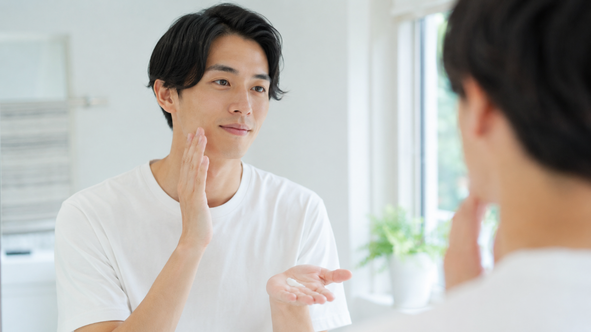 洗面所でスキンケアする男性｜メンズ日焼け止め